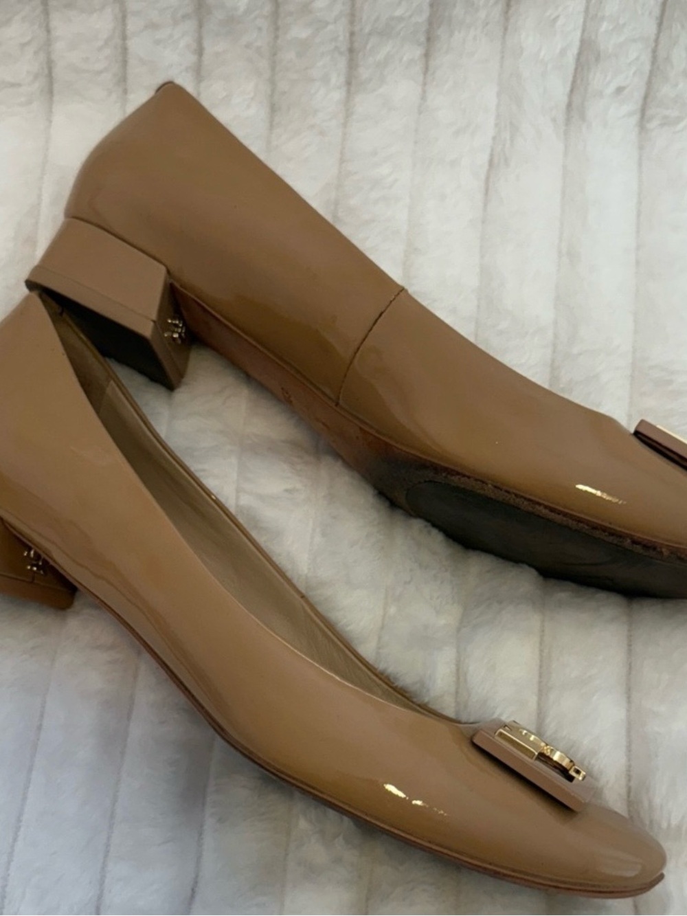 Tory Burch Tan Flats with Gold Logo Sz 6.5 - Picture 3 of 5